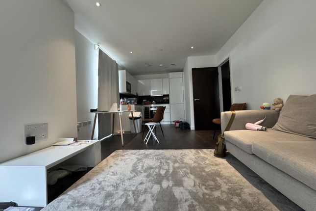 Flat 14 Skyline Apartments, Devan Grove, LONDON photo 2