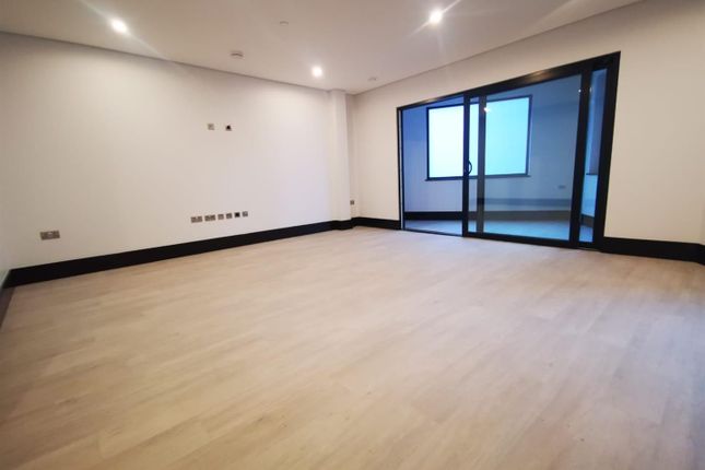 UK353, Flat 3, 6 Buckle Street, London photo 2