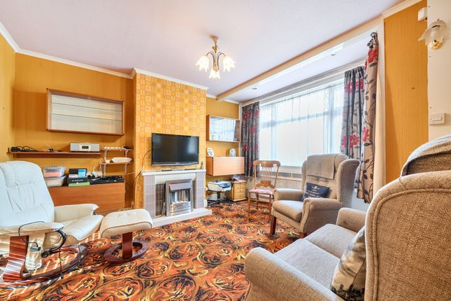 32, Earls Crescent, Middlesex photo 2