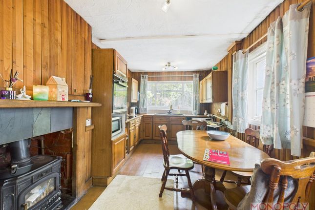 6 Woodland Grove, Wrexham photo 3