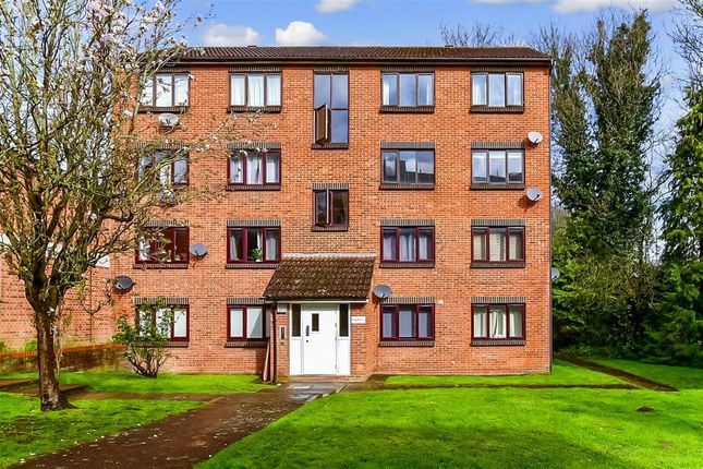 Flat to rent in Lesley Place, Buckland Hill, Maidstone