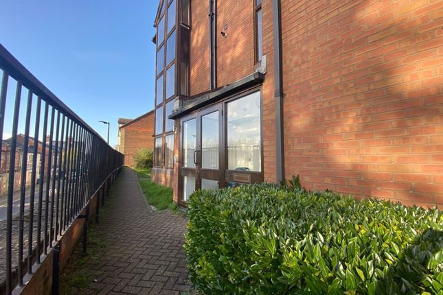 Thumbnail Flat to rent in Buckingham Place, Bellfield Road, High Wycombe