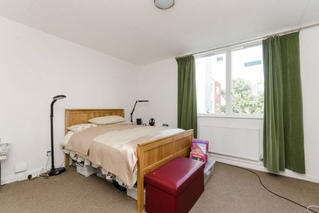 Flat to rent in Pemberton Road, East Molesey