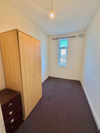 Flat 2, 942 Eastern Avenue, Ilford photo 4