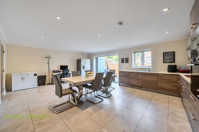 121, Waddington Avenue, Coulsdon photo 4