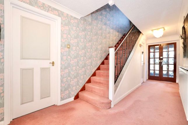 8, Chigwell Rise, Chigwell photo 2