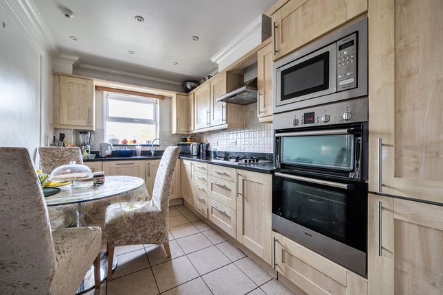 Flat 9, Holywell Lodge, 130, The Ridgeway, Enfield photo 4