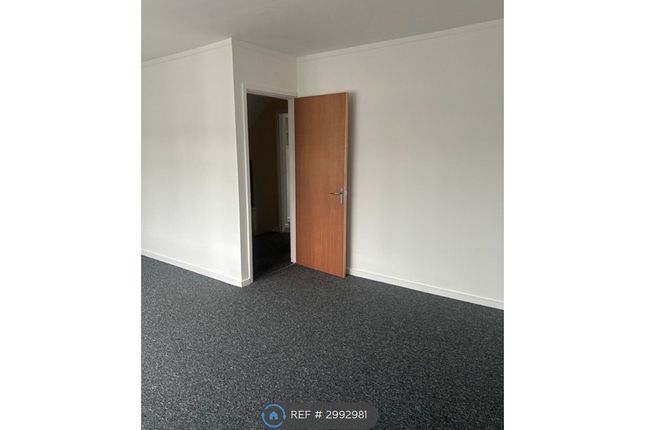 Flat, Palace Court Watling St, Chatham photo 3
