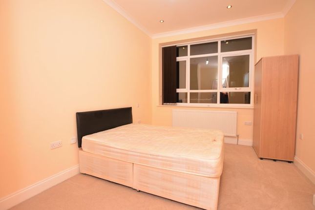 Flat 3 Sapphire Court,, 274-276 High Street,, Slough photo 5