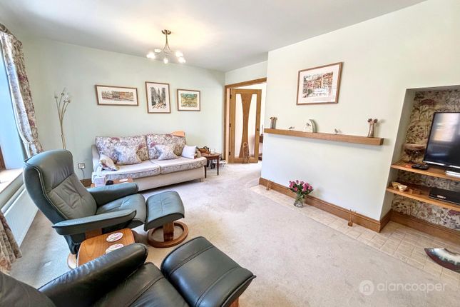 4 Newstead Close, Nuneaton, Warwickshire photo 2