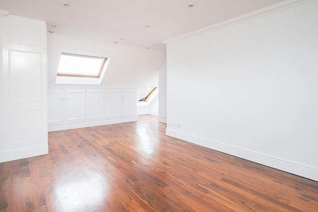 Terraced house to rent in Muncaster Road, London