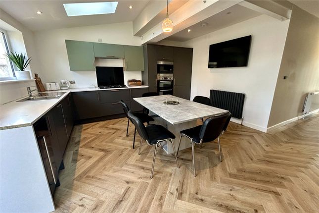 12, Weatherhill Crescent, West Yorkshire photo 4