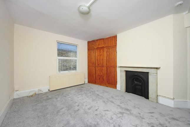 Flat 2, 17, Rosemont Road, Acton photo 2