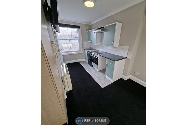 Flat, Hatherley Grove, London photo 3