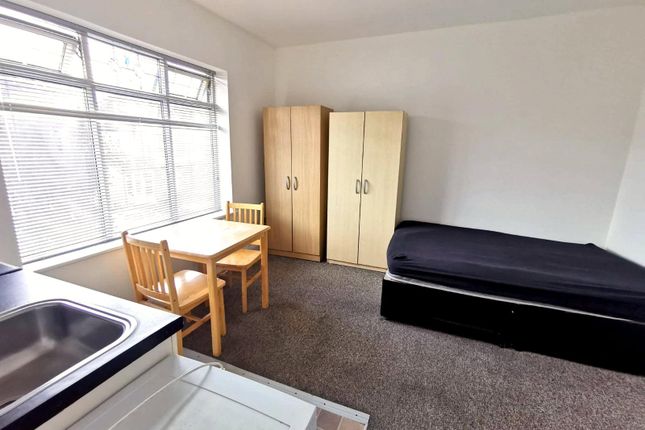 Room 4, 13, Tillotson Road, London photo 3