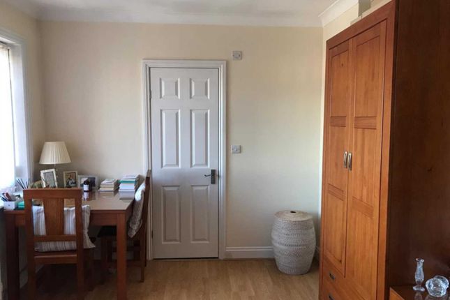 Room 1, Broadfields Avenue, Edgware photo 4