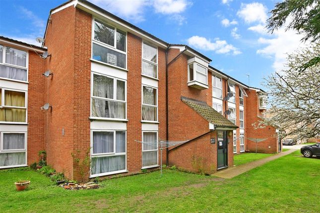 Thumbnail Flat for sale in Trotwood, Chigwell, Essex