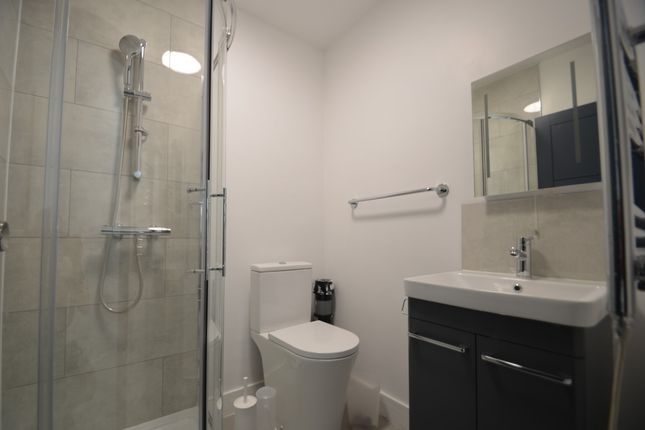 Room 6, 4, Burgoyne Road, Sunbury-on-Thames photo 4