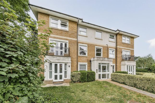 Flat for sale in Meadowbank Close, Isleworth