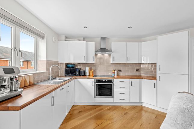 6 McIndoe Drive, Aylesbury photo 2