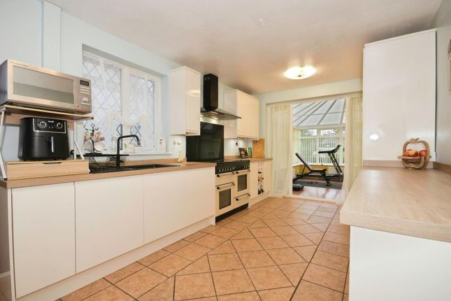 2, Elvin Way, Chesterfield photo 3