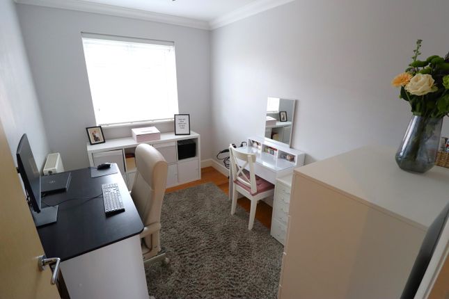 Flat for sale in Salisbury Close, Rayleigh