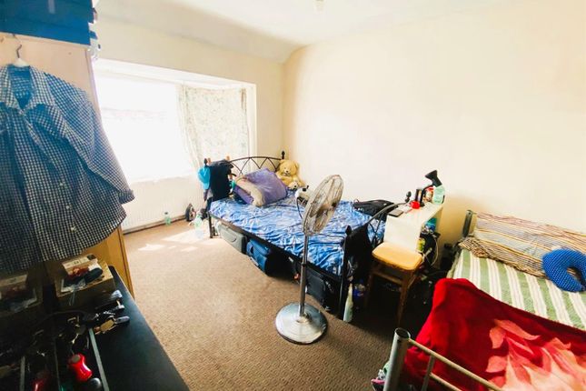92, Hinton Avenue, Hounslow photo 5