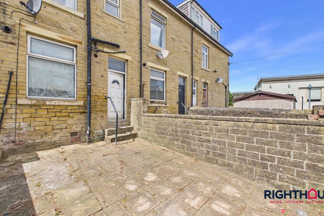 30 Woodroyd Road, Bradford photo 2
