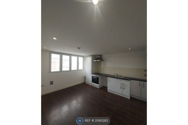 Flat to rent in High Street, New Malden