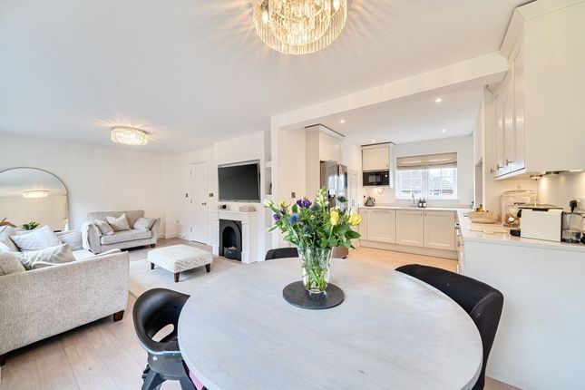 14, Barrington Drive, Uxbridge photo 2