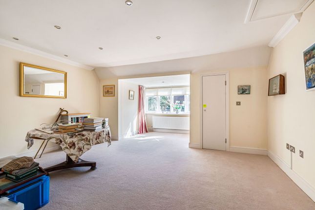 Flat 5 Heathside, Burnhams Road, Leatherhead photo 5