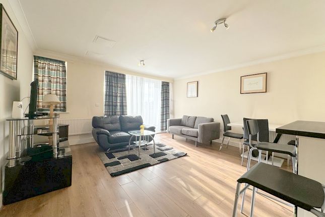 Thumbnail Flat to rent in Regents Court, London