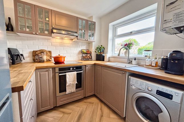 9 George Thomas Close, Porthcawl photo 4