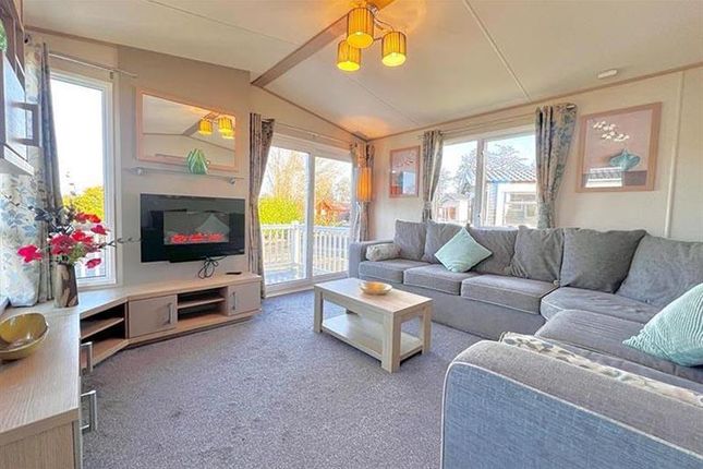 Thumbnail Mobile/park home for sale in Sleaford Road, Tattershall, Lincoln