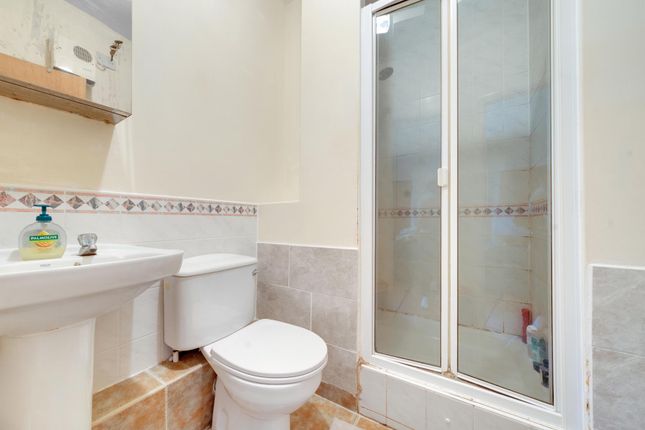 Flat for sale in Newington Causeway, London