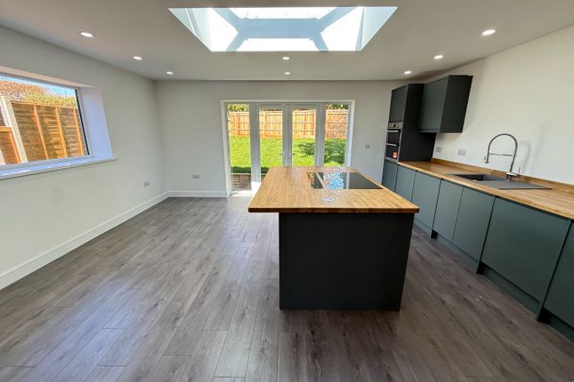 37 Sundown Avenue, Dunstable, Bedfordshire photo 3