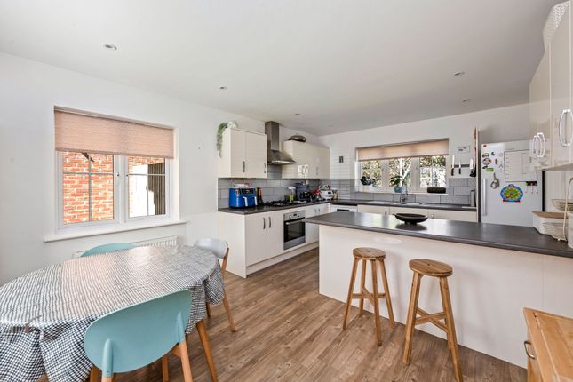 3 Field End, Billingshurst photo 2