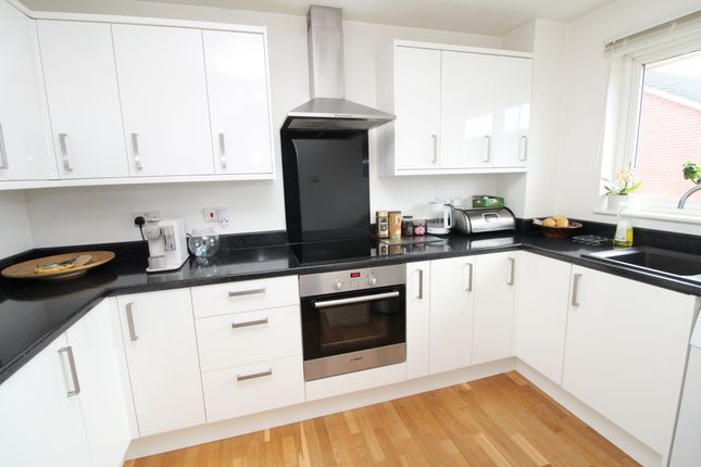 Flat to rent in Crowthorne Close, London