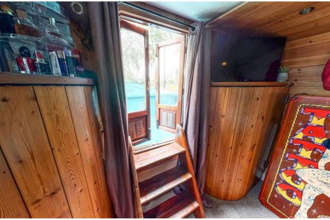 Houseboat for sale in Potato Wharf, Manchester
