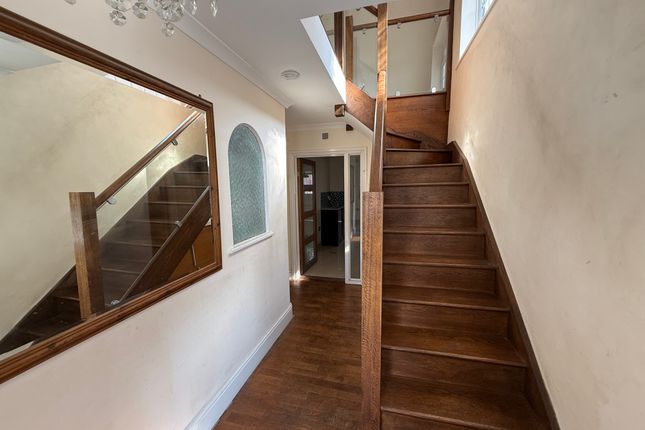 25, Whitegate Gardens, Harrow photo 2