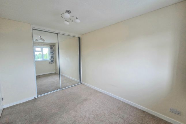 27 Garden Court, Bridgend photo 4