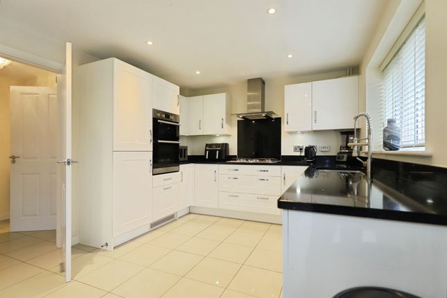 2, Falling Sands Close, Kidderminster photo 4
