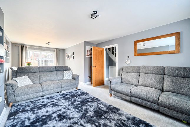 1 Crispin Close, Swindon photo 3