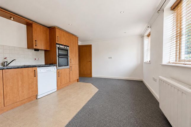 Flat 14, Elizabeth House, Elizabeth Drive, Banstead photo 4