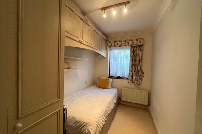 Flat for sale in Deacons Heights, Borehamwood