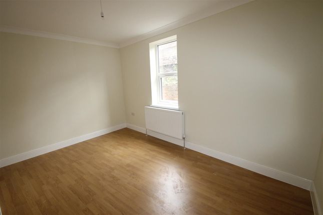 Flat to rent in Bethnal Green Road, London