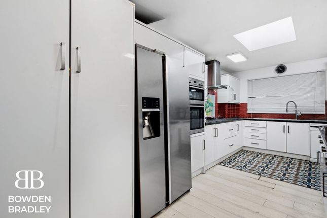 99 Woodford Avenue, Ilford photo 3