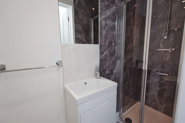 Room 5, 3f, Castlebar Park, London photo 4