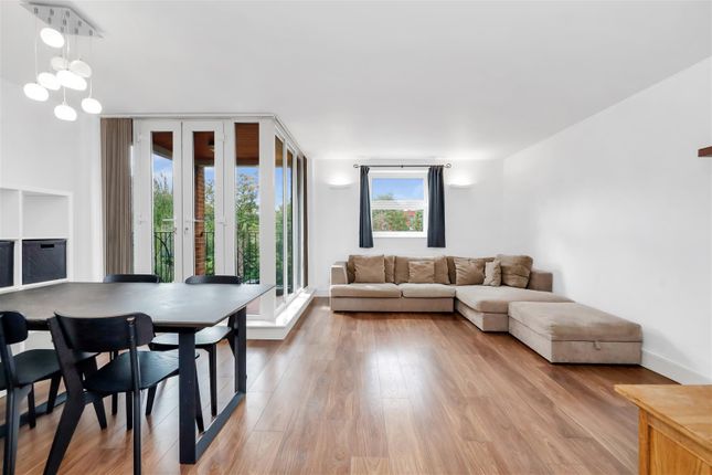 Flat 4, Alcombe, 5 Holden Avenue, London photo 4