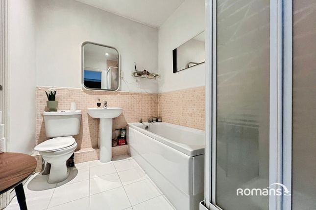 16, Tom Evans Court, High Wycombe photo 4